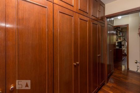 Apartamento à venda com 200m², 4 quartos e 3 vagas Apartamento à venda com 200m², 4 quartos e 3 vagasCloset da Suíte 3