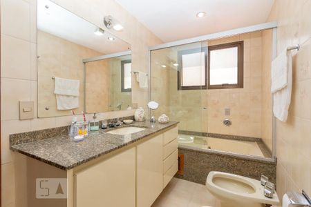 Apartamento à venda com 200m², 4 quartos e 3 vagas Apartamento à venda com 200m², 4 quartos e 3 vagasBanheiro da Suíte 1