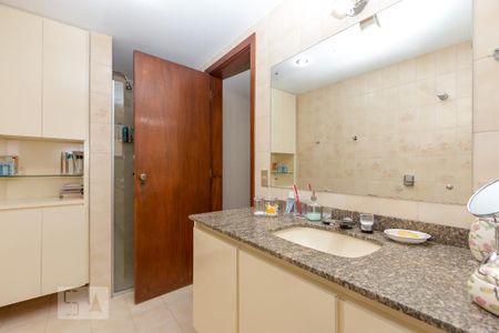 Apartamento à venda com 200m², 4 quartos e 3 vagas Apartamento à venda com 200m², 4 quartos e 3 vagasBanheiro da Suíte 1