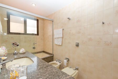 Apartamento à venda com 200m², 4 quartos e 3 vagas Apartamento à venda com 200m², 4 quartos e 3 vagasBanheiro da Suíte 1