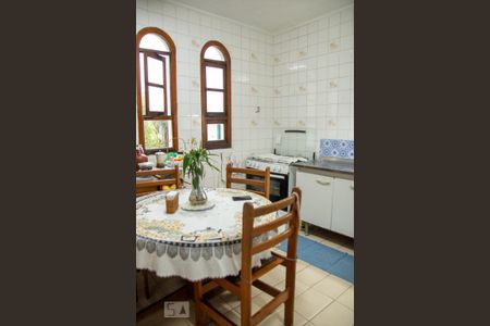 Casa à venda com 240m², 3 quartos e 5 vagas Casa à venda com 240m², 3 quartos e 5 vagasCozinha e Área de Serviço