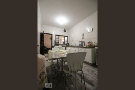 Casa à venda com 155m², 4 quartos e 4 vagas