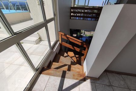 Apartamento à venda com 342m², 3 quartos e 2 vagas Apartamento à venda com 342m², 3 quartos e 2 vagasEscada