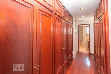 Apartamento à venda com 460m², 5 quartos e 5 vagas Apartamento à venda com 460m², 5 quartos e 5 vagasCloset da Suíte 1