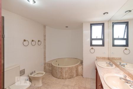 Apartamento à venda com 460m², 5 quartos e 5 vagas Apartamento à venda com 460m², 5 quartos e 5 vagasBanheiro da Suíte 1