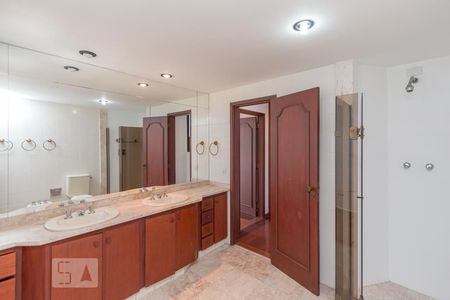 Apartamento à venda com 460m², 5 quartos e 5 vagas Apartamento à venda com 460m², 5 quartos e 5 vagasBanheiro da Suíte 1