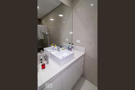 Casa à venda com 197m², 4 quartos e 2 vagasBanheiro da Suíte 2