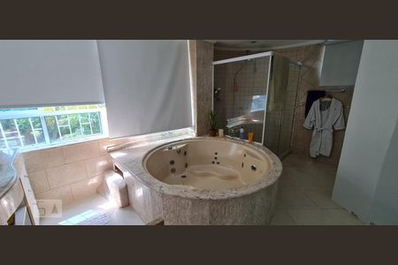 Casa de condomínio à venda com 560m², 4 quartos e 3 vagas Casa de condomínio à venda com 560m², 4 quartos e 3 vagasbanheiro suite