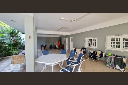 Casa de condomínio à venda com 560m², 4 quartos e 3 vagas Casa de condomínio à venda com 560m², 4 quartos e 3 vagasárea externa
