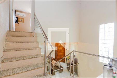 Casa à venda com 200m², 3 quartos e 3 vagas Casa à venda com 200m², 3 quartos e 3 vagasEscada Sala/Dormitórios