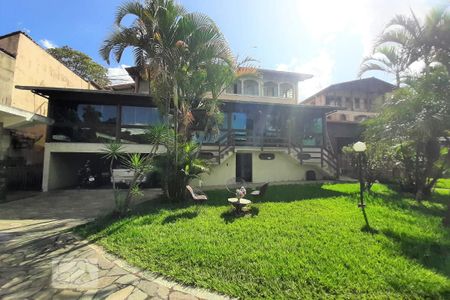 Casa à venda com 750m², 5 quartos e 8 vagas Casa à venda com 750m², 5 quartos e 8 vagasFachada