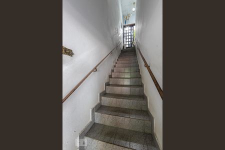 Casa à venda com 230m², 3 quartos e 2 vagasEscada entrada