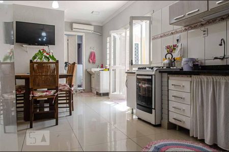 Casa à venda com 200m², 4 quartos e 4 vagas Casa à venda com 200m², 4 quartos e 4 vagasCozinha