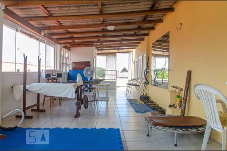 Casa à venda com 200m², 4 quartos e 4 vagas Casa à venda com 200m², 4 quartos e 4 vagasAcademia