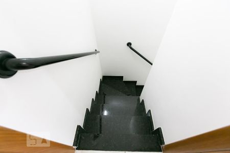 Casa de condomínio à venda com 56m², 2 quartos e 1 vaga Casa de condomínio à venda com 56m², 2 quartos e 1 vagaEscada