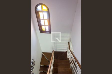 Casa à venda com 400m², 2 quartos e 2 vagasEscada descendo para a sala e subindo para as suítes