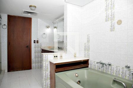 Apartamento à venda com 265m², 4 quartos e 2 vagas Apartamento à venda com 265m², 4 quartos e 2 vagasBanheiro 2