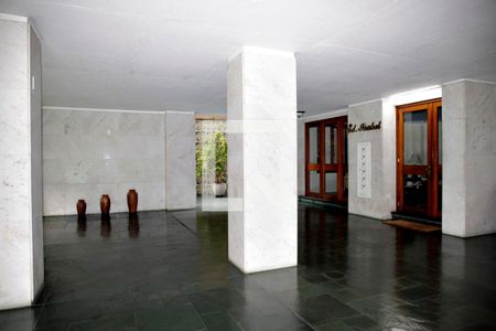 Apartamento à venda com 265m², 4 quartos e 2 vagas Apartamento à venda com 265m², 4 quartos e 2 vagasÁrea Comum Hall de Entrada