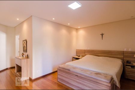 Casa de condomínio para alugar com 482m², 4 quartos e 6 vagas Casa de condomínio para alugar com 482m², 4 quartos e 6 vagasQuarto da suíte 2