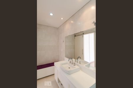 Casa de condomínio para alugar com 482m², 4 quartos e 6 vagas Casa de condomínio para alugar com 482m², 4 quartos e 6 vagasBanheiro da suíte 4