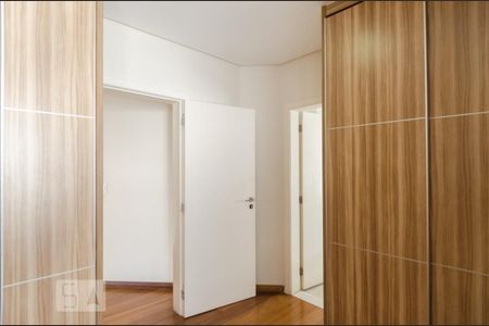 Casa de condomínio para alugar com 482m², 4 quartos e 6 vagas Casa de condomínio para alugar com 482m², 4 quartos e 6 vagasCloset da suíte 2