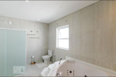 Casa de condomínio para alugar com 482m², 4 quartos e 6 vagas Casa de condomínio para alugar com 482m², 4 quartos e 6 vagasBanheiro da suíte 2