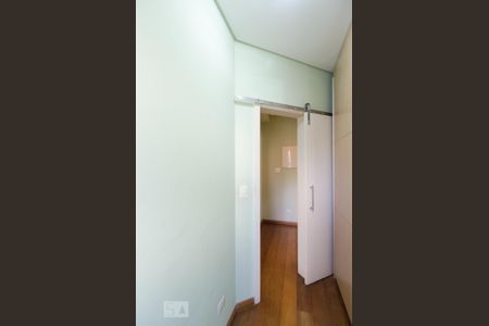 Casa de condomínio para alugar com 482m², 4 quartos e 6 vagas Casa de condomínio para alugar com 482m², 4 quartos e 6 vagasCloset da suíte 1