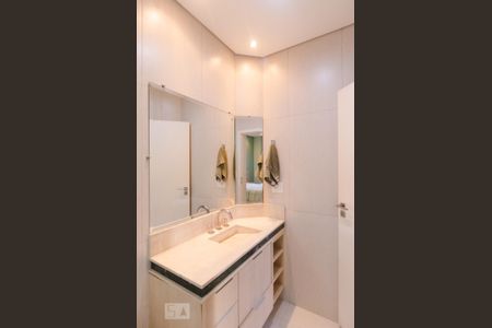 Casa de condomínio para alugar com 482m², 4 quartos e 6 vagas Casa de condomínio para alugar com 482m², 4 quartos e 6 vagasBanheiro da suíte 1