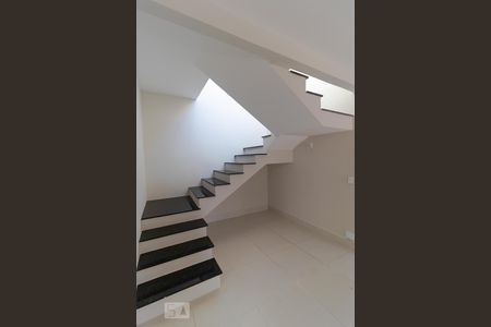 Casa à venda com 196m², 4 quartos e 3 vagas Casa à venda com 196m², 4 quartos e 3 vagasEscada