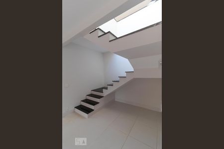 Casa à venda com 196m², 4 quartos e 3 vagas Casa à venda com 196m², 4 quartos e 3 vagasEscada