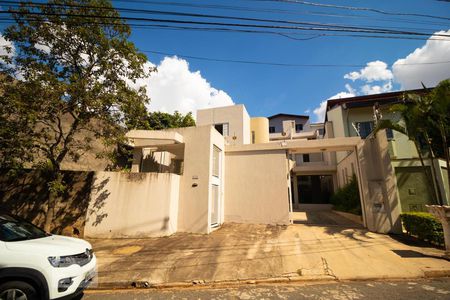 Casa à venda com 196m², 4 quartos e 3 vagas Casa à venda com 196m², 4 quartos e 3 vagasFachada