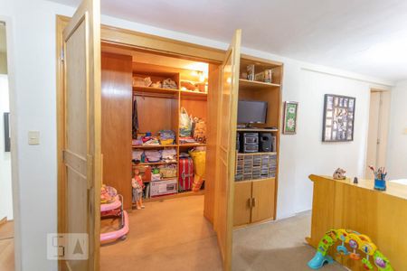 Casa à venda com 550m², 4 quartos e 6 vagasCloset Suíte 1