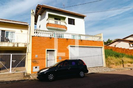 Casa à venda com 372m², 3 quartos e 4 vagasFachada e portaria