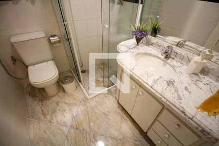 Apartamento à venda com 200m², 3 quartos e 4 vagas Apartamento à venda com 200m², 3 quartos e 4 vagasBanheiro da Suíte 1