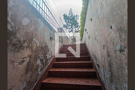 Casa à venda com 250m², 4 quartos e 3 vagas Casa à venda com 250m², 4 quartos e 3 vagasEscada