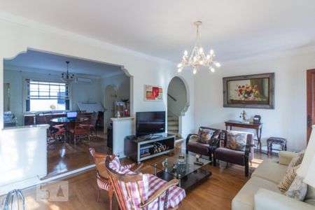 Casa à venda com 300m², 3 quartos e 3 vagas Casa à venda com 300m², 3 quartos e 3 vagasSala de Estar