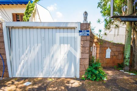 Casa à venda com 250m², 4 quartos e 4 vagas Casa à venda com 250m², 4 quartos e 4 vagasFachada