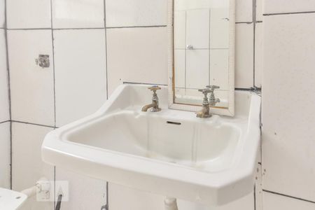 Banheiro de kitnet/studio para alugar com 1 quarto, 34m² em Centro, São Paulo