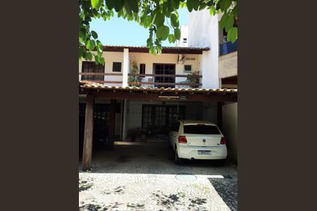 Casa à venda com 200m², 4 quartos e 4 vagas Casa à venda com 200m², 4 quartos e 4 vagasFachada