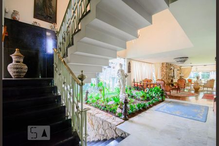 Casa à venda com 260m², 4 quartos e 6 vagas Casa à venda com 260m², 4 quartos e 6 vagasEscada