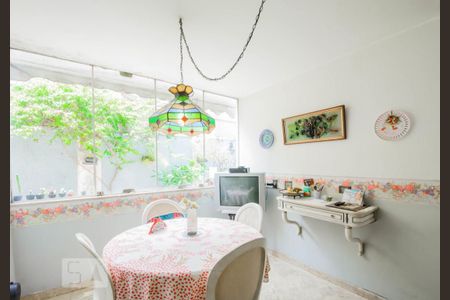 Casa à venda com 260m², 4 quartos e 6 vagas Casa à venda com 260m², 4 quartos e 6 vagasSala de Jantar