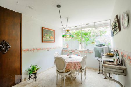 Casa à venda com 260m², 4 quartos e 6 vagas Casa à venda com 260m², 4 quartos e 6 vagasSala de Jantar