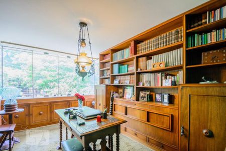 Casa à venda com 260m², 4 quartos e 6 vagas Casa à venda com 260m², 4 quartos e 6 vagasEscritório