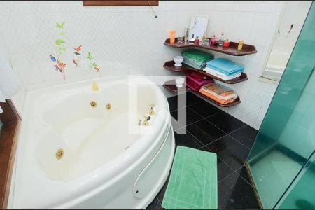 Casa à venda com 450m², 4 quartos e 5 vagasSala de Banho - Suíte 4