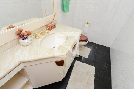 Casa à venda com 450m², 4 quartos e 5 vagasBanheiro da Suíte 4