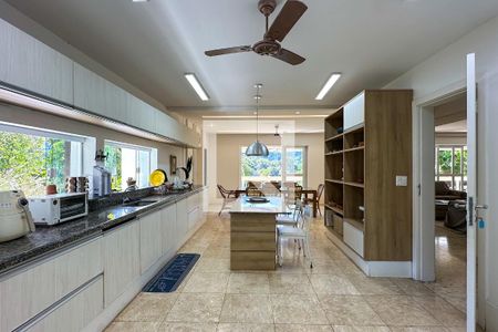 Casa à venda com 800m², 6 quartos e 5 vagas Casa à venda com 800m², 6 quartos e 5 vagasCozinha