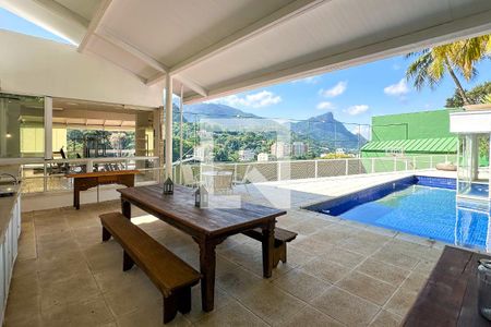 Casa à venda com 800m², 6 quartos e 5 vagas Casa à venda com 800m², 6 quartos e 5 vagasPiscina