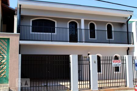 Casa à venda com 185m², 3 quartos e 5 vagas Casa à venda com 185m², 3 quartos e 5 vagasFachada da Casa