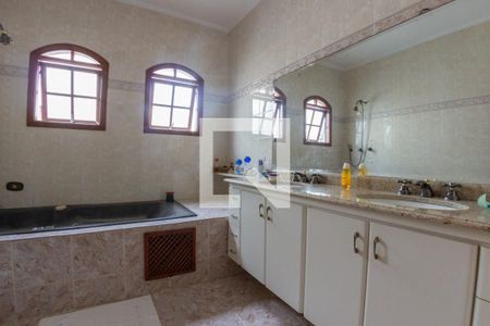 Casa à venda com 341m², 4 quartos e 4 vagasBanheiro da Suíte 2