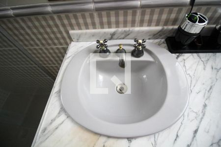 Casa de condomínio à venda com 232m², 4 quartos e 4 vagas Casa de condomínio à venda com 232m², 4 quartos e 4 vagasBanheiro da Suíte 1